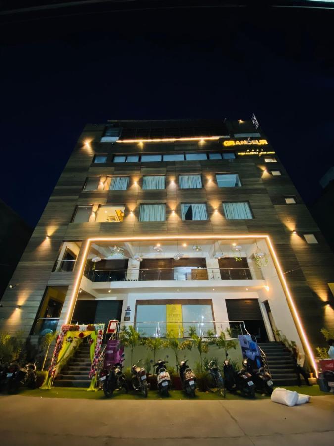 Hotel Ss Grandeur Лакнау Екстериор снимка